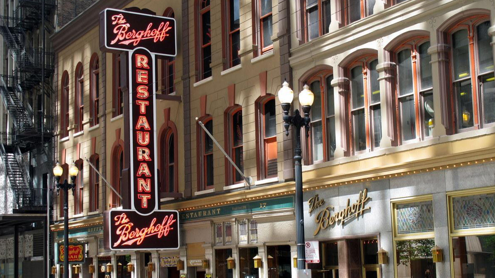 The%20Berghoff%20Restaurant%20summer